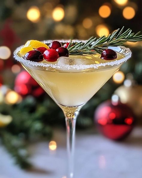 Lemon Vodka Drinks, Christmas Martini Recipes, Christmas Cocktails Vodka, Christmas Vodka, Cosmo Recipe, Holiday Martinis, Martini Recipes Vodka, Lemon Drop Cocktail, Holiday Drinks Alcohol