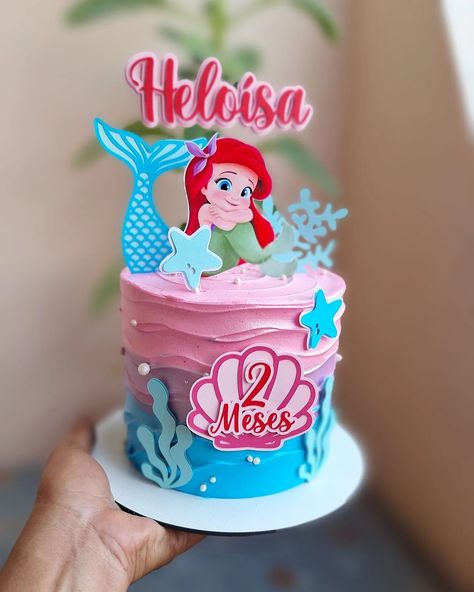 Sereismo 🧜🏽‍♀️ Mini Kit Mesversário Bolo 10 P 4 cupcakes 10 doces Enrolados $139,90 #donacotadoceria #mesversario #minikitfesta #sereismo #bolosereia Smash Cake Mermaid Theme, Ariel Bebe, Bolo Ariel, 4 Cupcakes, Christmas Holiday Cake, Mini Bolo, Mini Tortillas, Pink Cake, Chocolate Cake