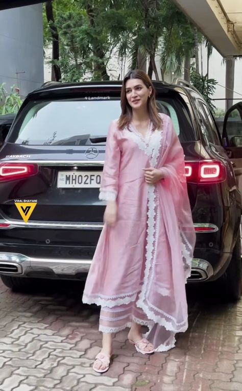 Celebrity Anarkali Suit, Kriti Sanon Suit, Kriti Sanon In Kurti, Office Kurti Outfits Women, Trendy Suits Women Indian, Pakistani Kurta Designs Women, Kriti Sanon Outfits, Simple Indian Outfits, Suits For Women Indian