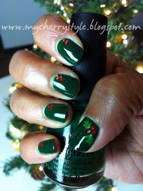 Easy Green Christmas Nails, Mistle Toe Nails, Nails With Mistletoe, Christmas Holly Nails, Dec Nails, Mistletoe Nails, Holly Nails, Mistle Toe, Green Christmas Nails