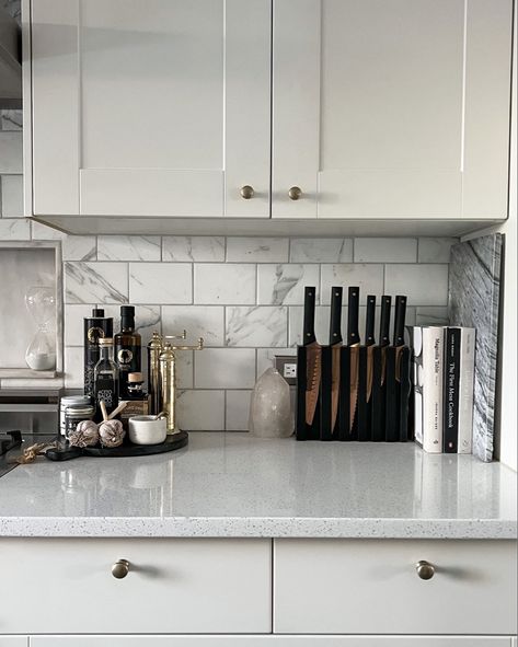 Counter styling unlacquered brass pepper and salt mills. Copper knife set. Gourmet vinegars, oils and seasoned salts. Erica Cook kitchen Knife Set Kitchen Counter Decor, Island Place Setting Kitchen, Kitchen Salt And Pepper Tray, Kitchen Counter Styling Minimalist, Kitchen Counter Set Up Ideas, Knife Set Kitchen Counter, Kitchen Countertop Styling Ideas, Kitchen Sink Counter Decor, Minimal Kitchen Counter Decor