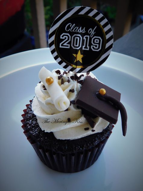 Grad cupcake with modeling chocolate scroll and hat #gradcupcake Graduation Hat Cupcakes, Farewell Cupcakes Ideas, Ged Graduation, Dessert Table Graduation, Farewell Cake, Chocolate Toppers, Graduation Desserts, Graduation Party Diy, Meringue Kisses