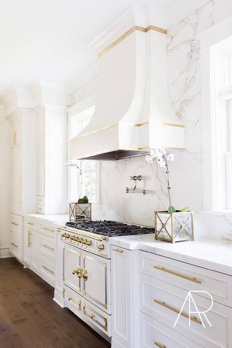 These gorgeous white kitchen ideas range from modern to farmhouse and all in between. Get great ideas on white kitchens with all these home… White Kitchen Ideas Modern, Gorgeous White Kitchen, Kitchen Ikea, Kitchen Hoods, Gold Kitchen, Home Luxury, Coastal Kitchen, Style At Home, Counter Tops