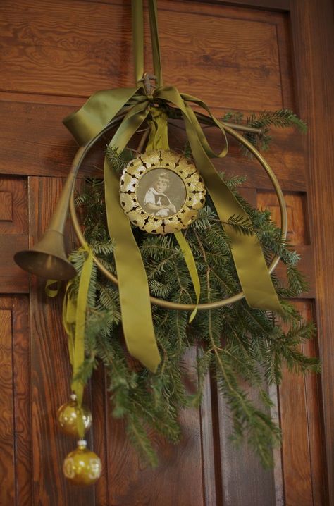 Door wreath Patina Green, Christmas Tree Branches, Holiday Tablescapes, French Horn, Green Home, Country Christmas, Christmas Door, Christmas Deco, Christmas Joy