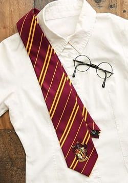 There are so many Harry Potter gifts out there it can be hard to know what is as good as a Chocolate Frog and what are not so great like an earthworm flavored jelly bean from Bertie Botts! Do not worry, we have cast a search spell and put together the best Harry Potter gift ideas you will find. #christmasgifts #christmasgiftsideas #christmasgifts2021 #christmasgiftsforchildren #giftideas #gifts #giftidea #christmastime #christmas🎄 Gryffindor Inspired Outfits, Big Lebowski Costume, Gryffindor Tie, Garfield Costume, Gryffindor Costume, Forrest Gump Costume, Transformer Costume, Clueless Costume, Ace Ventura Costume