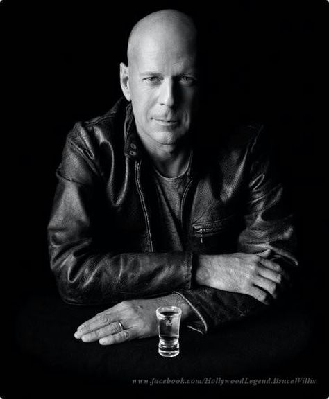 BRUCE!!!! Man Photography, Bruce Willis, Celebrity Portraits, Foto Art, Male Poses, Black And White Portraits, Male Portrait, Hollywood Actor, Hollywood Celebrities