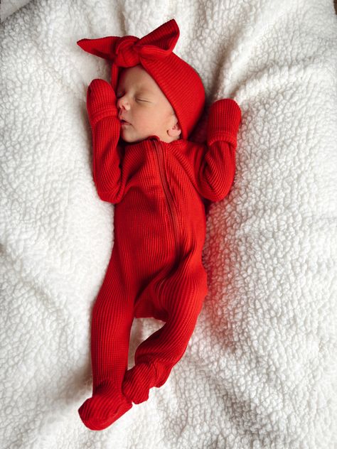 Newborn Christmas Hospital Pictures, December Newborn, Baby Christmas Photoshoot, Baby Hospital Photos, Fam Goals, Newborn Hospital Outfits, Baby Aesthetic, Baby Hospital Outfit, December Baby