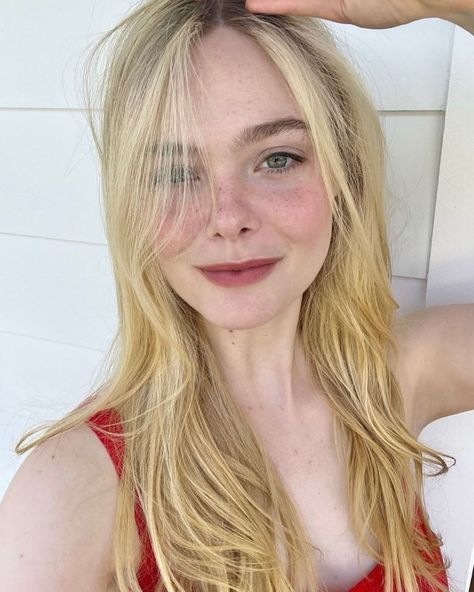 Erin Ayanian Monroe on Instagram: “Yesterday with Elle in that red dress…L’oreal Nu Extreme lipstick. #ellefanning #reddress #freckles #thegirlfromplainville #lorealista” Ella Fanning Aurora, Elle Fanning Makeup, Elle Fanning Aesthetic, Elle Fanning Hair, Ellie Fanning, Fanning Sisters, Dakota And Elle Fanning, Celebrity Look Alike, Med Student