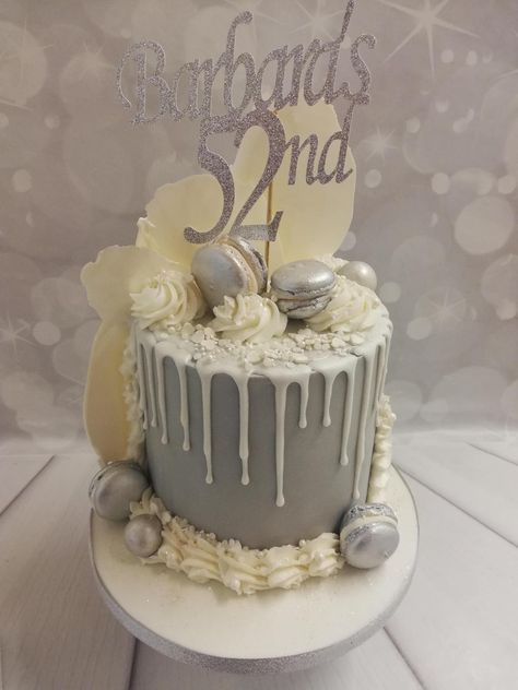 Silver and cream drip cake Chocolate Cake With Silver Decoration, Silver Cake Ideas Simple, Silver 18th Birthday Cake, Silver Drip Cake, Silver Jubilee Cake, White Drip Cake, 18th Birthday Cake For Girls, Glamour Cake, Oreo Milkshake Recipe