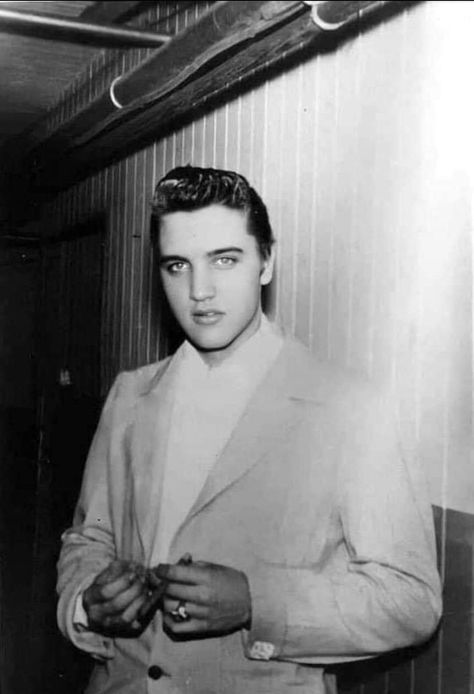 AboutElvisPresley 🎶👑🎶 on Twitter: "50's Backstage #Elvis #ElvisHistory #ElvisPresley #Elvistheking #Elvis2023 https://t.co/X0hXGgYClk" / Twitter Elvis Presley 50s, Elvis Presley Rare, Horseshoe Ring, Elvis Presley Pictures, Elvis Presley Photos, George Vi, Music Legends, Rare Photos, Ring Finger