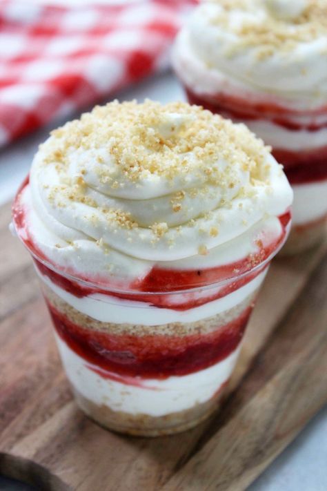 Strawberry Banana Pudding Recipe, Strawberry Cheesecake Trifle Recipe, Strawberry Cheesecake Trifle, Strawberry Shortcake Trifle, Cheesecake Trifle, Cheesecake Parfaits, Banana Dessert Recipes, Cheesecake Pudding, Trifle Desserts