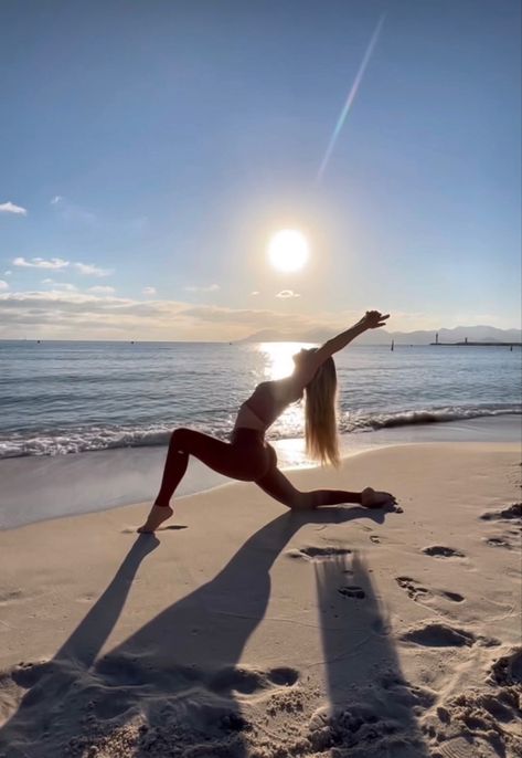 Healthy And Beauty, Yoga Beach Poses, Beach Yoga Aesthetic, Yoga Asthetic Picture, Flexible Aesthetic, Yoga On Beach, Yoga Inspiration Photos, Beach Fitness, Yoga Photoshoot