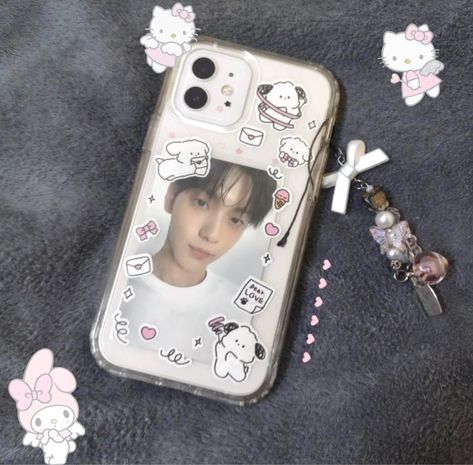 phone case deco<3 amo esa pc de soobin😭 y buaa es la unica que combina con mi era😝 #phonecase #soobin #phonecaseideas #kpopphonecase Pc Phone Case Kpop, Phone Case With Photocard, Photocard Phone Case Ideas, Photocard Phone Case, Phone Case Deco, Clear Phone Case Design, Artsy Phone Cases, Photo Cards Diy, Kpop Phone Cases