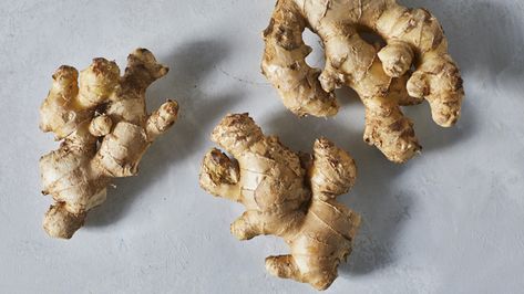 How To Peel Ginger, Salmon And Broccoli, Ginger Beef, Health Benefits Of Ginger, Ginger Benefits, How To Peel Tomatoes, Herb Gardening, Spice Cabinet, Ginger Recipes