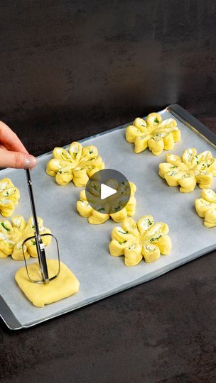 Feta Cheese Puff Pastry Recipes, Christmas Table Appetizers, Appetizers Using Puff Pastry Sheets, Appetizing Tv Recipes Puff Pastry, Puff Pastry Videos, Appetizing Tv Recipes, No Cheese Appetizers, Phyllo Dough Appetizers, Phyllo Pastry Recipes