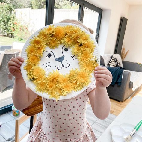 N a o m i 🇬🇧 | Dande-LION Crafting 🦁🌼 I love a quick and easy kids activity set up. Freshly picked dandelions which there is an abundance of right now. S… | Instagram Dandelion Projects For Kids, Dandelion Lion Craft For Kids, Dandelion Lion Craft, Dandelion Activities For Kids, Dandelion Toddler Activities, Lion Dandelion, Lion Craft, Easy Kid Activities, Freshly Picked