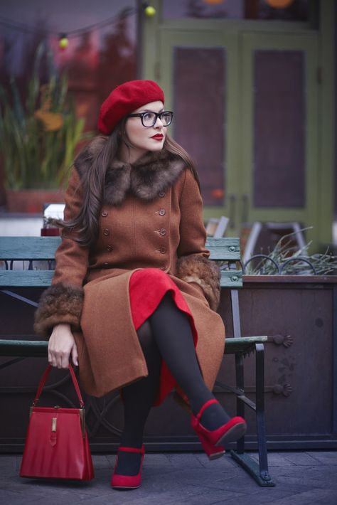 Brown, red and black for winter - so classically lovely. #fashion #style #bloggers Mode Rockabilly, Preppy Fall, Look Retro, Retro Pin Up, Moda Paris, Moda Chic, Retro Mode, Golden Girl, Sport Chic