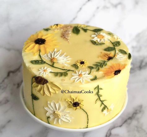 Sunflower Birthday Cakes, Sculpture Inspiration, Daisy Cakes, Bee Cakes, Simple Cake Designs, Mini Cakes Birthday, Summer Cakes, Creative Birthday Cakes, Simple Birthday Cake