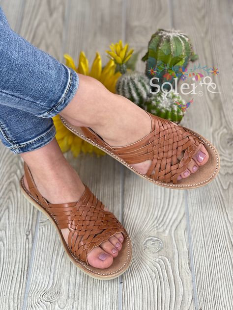 Mexican Sandals Huaraches, Mexican Sandals, Outfits For Mexico, Nice Sandals, Toe Loop Sandals, Leather Strap Sandals, Boho Sandals, Hand Making, Authentic Mexican