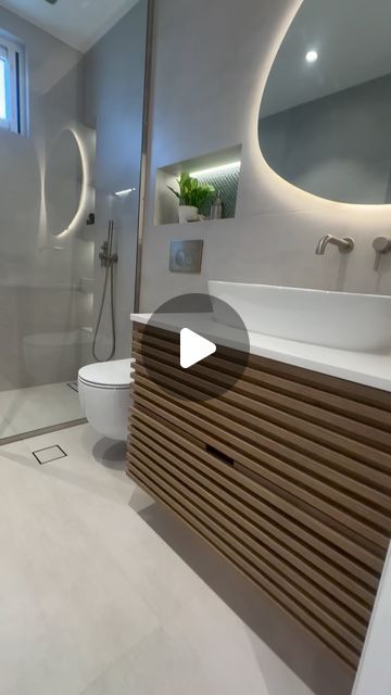 Bath Panels Ideas, Bath Next To Shower Layout, Modern Bathrooms 2024, Bathroom Feature Wall Ideas, Tiled Bathrooms Ideas, Long Bathroom Ideas, Small Grey Bathroom Ideas, En Suite Ideas, Master Bathrooms 2024 Trends