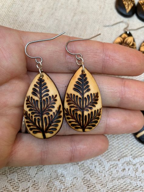 Pyrography Earrings, Woodburned Earrings, Quilling Necklace, Woodburning Ideas, Fern Design, Pyrography Art, Wood Burning Crafts, Gourds Crafts, Earrings Wood