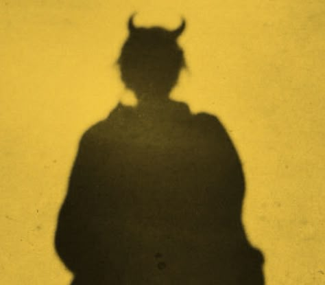 Gold Demon Aesthetic, Yellow Tiefling Male, Demon Boy Aesthetic, Minotaur Aesthetic, Yellow Tiefling, Demon Hunter Aesthetic, Satyr Aesthetic, Horn Aesthetic, Demon Aestethic Male