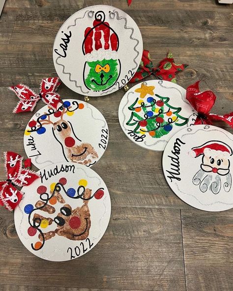 Christmas Toddler Gifts For Parents, Hand Print Christmas Ornaments, Christmas Crafts For Kids Handprint Ornament, Diy Baby Footprint Art, Christmas Handprint Ornaments, Handprint Christmas Ornaments, Handprint Plate Diy, Christmas Hand Print Crafts For Kids, Handprint Ornaments For Kids