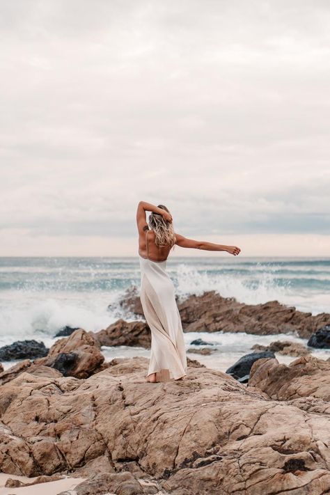 Personal Branding Photoshoot Beach, Embodiment Photography, Embodiment Photoshoot, Moodboard Website, Yoga Photography Photo Shoots, Beach Yoga Photography, Feminine Photoshoot, Beach Shooting, Beach Dance