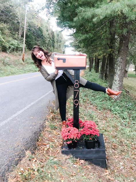 Boho Mailbox Ideas, Black Mailbox Ideas, Wooden Planter Boxes Diy, Mailbox Flags, Mailbox Planter, Copper Mailbox, Brick Mailbox, Mailbox Stand, Old Mailbox