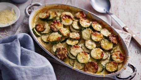 This simple gratin makes a great side dish as it’s creamy and flavoursome without being too rich. Serve with a salad for a light supper. Courgette Recipes, Zucchini Gratin, Diner Recept, Veggie Food, Bbc Food, Midweek Meals, Cheesy Sauce, Fruit Salad Recipes, Main Course Recipes