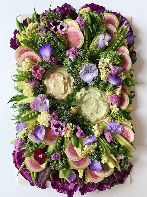 Charcuterie Inspiration, Party Food Platters, Charcuterie And Cheese Board, Charcuterie Recipes, Party Platters, God Mat, Stovetop Potpourri, Snacks Für Party, Black House Exterior