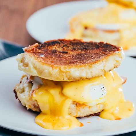 Easy Hollandaise, Easy Hollandaise Sauce, Stomach Rumbling, Brunch Foods, Novice Chef, Eggs Benny, Eggs Benedict Recipe, Cheesy Eggs, School Recipes