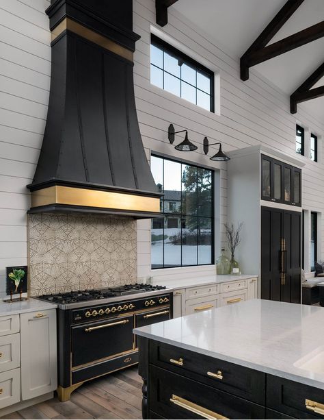 Luxury Farmhouse Kitchen, All Black Kitchen, Kitchen Hood Ideas, Metal Range Hood, Luxury Farmhouse, Modern Home Decor Ideas, Kitchen Vent Hood, Hood Ideas, Kitchen Vent