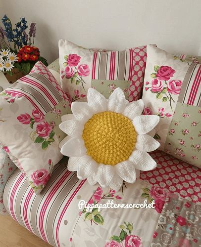 Yarn Diy Projects, Daisy Pillows, Flower Cushion, Cushion Cover Pattern, Crochet Cushion Cover, Crochet Pillow Pattern, Crochet Pillows, Cushion Cover Designs, Crochet Daisy