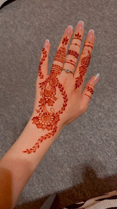 Mehndi, also known as henna, is a form of body art that originated in ancient India. It involves applying a paste made from the powdered leaves of the henna plant to the skin, which leaves a temporary stain ranging from orange to dark brown. Mehndi is traditionally used for special occasions like weddings and festivals Festival Mehndi Designs, Diwali Mehndi Ideas, Simple Asthetic Henna, Henna Designs Leaves, Mini Mehndi Designs, Hindu Mehndi Designs, Girl Mehndi Design, Mehendi Designs For Hands Simple, Small Mehndi