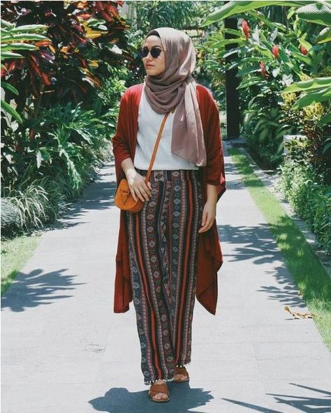 Colorful fashionable hijab outfits | | Just Trendy Girls Bohemian Style Hijab, Rok Outfit, Hijab Fashion Summer, Muslimah Outfit, Street Hijab Fashion, Modern Hijab Fashion, The Cardigans, Muslim Outfits Casual, Hijab Style Casual