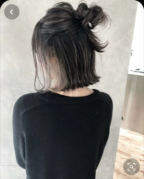 Short Hair With Highlights, Ash Blonde Highlights On Dark Hair, Short Hair Highlights, Black Hair Balayage, Kadeřnické Trendy, Peekaboo Hair, Hair Color Streaks, Dark Hair With Highlights, Hair Arrange