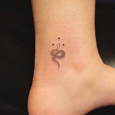 Snake Ankle Tattoo, Slytherin Tattoo, Small Snake Tattoo, Serpent Tattoo, Ankle Tattoos For Women, Snake Tattoo Design, E Tattoo, Discreet Tattoos, Dainty Tattoos