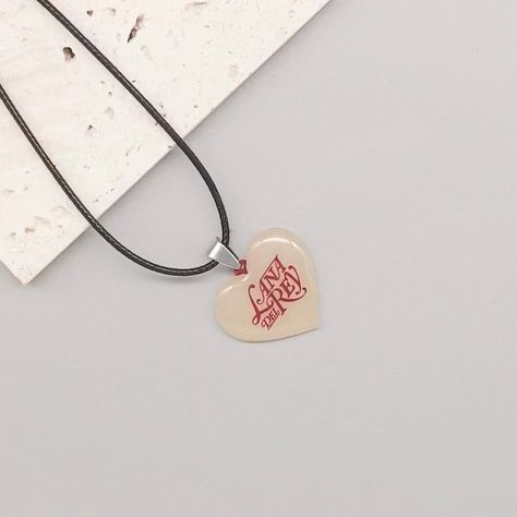 This beautiful necklace is inspired by the American singer Lana Del Rey. It is a great gift for any friend who loves Lana Del Rey. Lana Del Rey Necklace, Aesthetic Lana Del Rey, Lana Del Rey Outfits, Lana Del Rey Aesthetic, Francesco Totti, Rey Aesthetic, Wishlist Ideas, Necklace Aesthetic, Beautiful Necklace