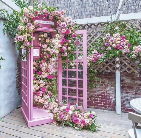 Floral Telephone Booth, Phone Booth Photoshoot, Pink Telephone Booth, Photo Studio Decor, Pink Telephone, Photo Studio Design, Flower Shop Decor, Glamorous Wedding Decorations, Booth Decor