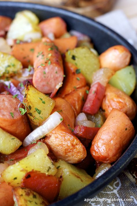 Frankfurter & Potato Skillet  " Now this is old school"  Yum!! Frankfurter Recipes, Potato Skillet Dinner, Traveling In Italy, Potato Skillet, Travel In Italy, Easy Breakfast Recipes, Potato Dinner, Skillet Dishes, Skillet Potatoes