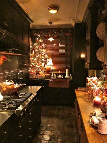 Christmas kitchen 9 Koti Diy, Christmas Kitchen Decor, Cozy Kitchen, Christmas Kitchen, Christmas Aesthetic, Cozy Christmas, Rustic Kitchen, Küchen Design, 인테리어 디자인