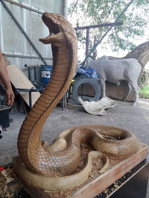 Cobra Art, Wood Carving Furniture, Front Door Design Wood, Wood Carving For Beginners, Elephant Carving, Snake Art, Temple Art, Chainsaw Carving, Tree Carving