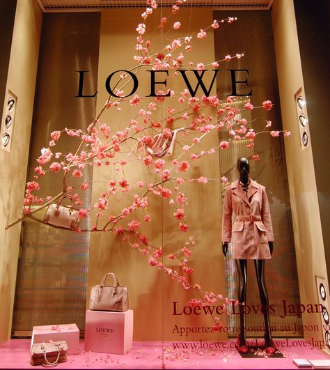 Loewe Loves Japan, pinned by Ton van der Veer Spring Window Display, Display Visual Merchandising, Decoration Vitrine, Store Window Displays, Visual Merchandising Displays, Window Display Design, Spring Window, Deco Rose, Store Windows