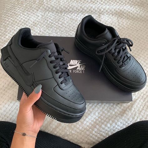 Pinterest: jennifer onomah Follow for more! Nike Air Force Black, Tenis Air Force, Black Air Force 1, All Black Nikes, Nike Air Force 1 Outfit, Black Nike Sneakers, Bangkok Fashion, Nike Shoes Air Force, Black Nike Shoes