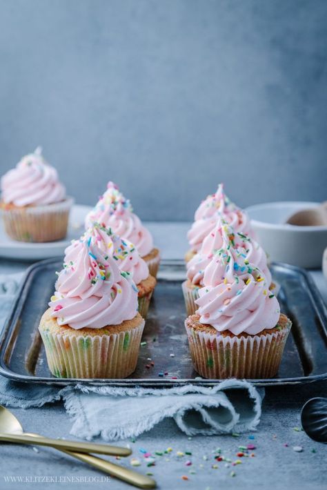 Party on! Das einfache Rezept für Konfetti Cupcakes | KLITZEKLEIN Cupcake Topping, Cupcake Toppings, Confetti Cupcakes, Kid Cupcakes, Baby Cupcake, Biscuit Mix, Lemon Cupcakes, Cupcake Frosting, Cupcake Party