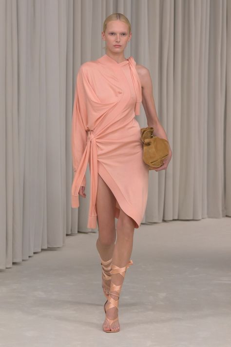 Dress Runway, Runway Dresses, Elegant Outfit, Beautiful Fashion, Summer Wardrobe, Elegant Style, Salvatore Ferragamo, Minimalist Fashion, Spring Summer Fashion