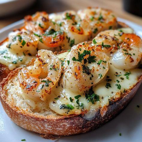 Cheesy Garlic Bread with Grilled Shrimp 🦐🧄🧀 An irresistible combination of juicy shrimp and fragrant garlic, all wrapped in crunchy cheesy bread. Get ready to melt your taste buds with this simple and delicious recipe! 😋✨ Ingredients: - 4 large peeled shrimp - 2 tablespoons butter - 3 cloves garlic, minced - 1 baguette - 100 g grated cheese (like mozzarella or cheddar) - 1 tablespoon chopped fresh parsley - 1 teaspoon paprika - Salt and pepper to taste - A squeeze of lemon juice Instructions:... Cheesy Shrimp, Hot Recipes, Steak And Shrimp, Juicy Shrimp, Cheesy Garlic Bread, Cheesy Bread, Eating Clean, Grilled Shrimp, Food Board