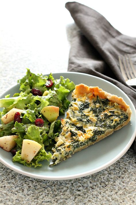 Kale and Leek Quiche – Chocolate & Chillies Kale Pie Recipe, Quiche Kale, Kale Quiche, Halal Food Recipes, Recipes Quiche, Muslim Food, Leek Quiche, Tarts Savory, Quiche Tarts