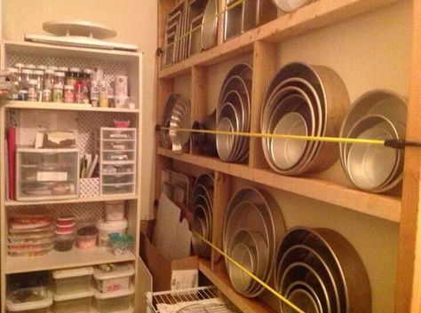 Bakers Pantry Ideas, Cake Decorating Organization Storage, Mold Storage Ideas, Baking Room Ideas, Pan Storage Ideas, Bakery Kitchen Design, Baking Tools Organization, Baking Supplies Storage, Baking Supplies Organization